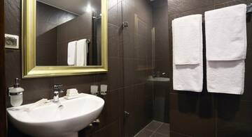Люкс для новобрачных («Виктория») в Гостинице Garden Hotel and Spa